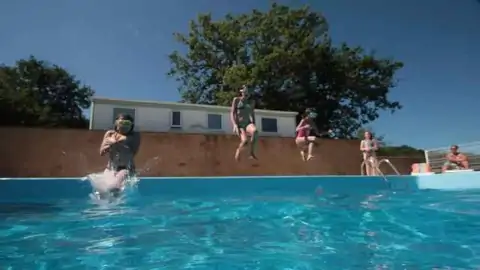 Jump into the pool at the campsite in Aveyron