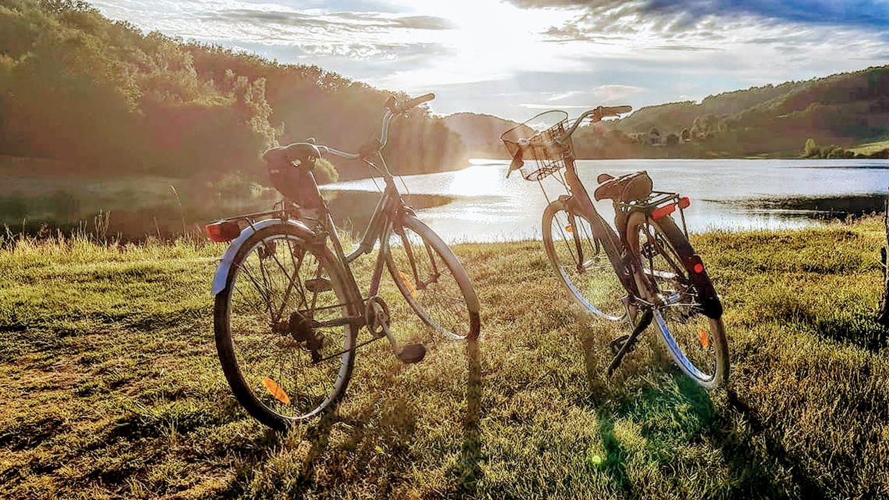 a velo au bord de l eau