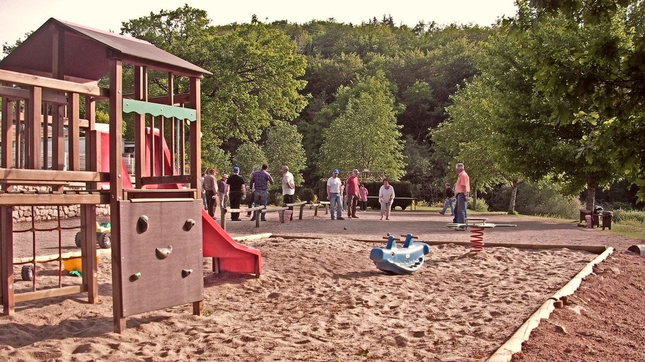 aire de jeux et terrain de petanque