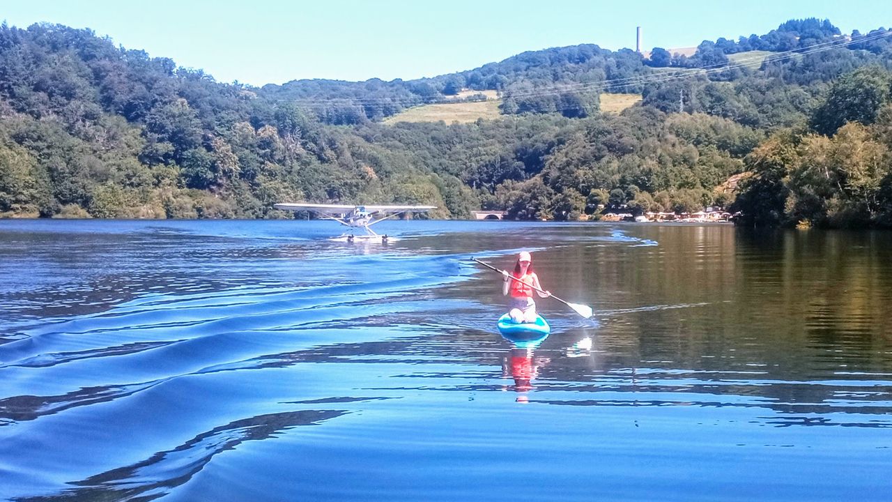 Le ponton et les bateaux au lac Maury en Aveyron