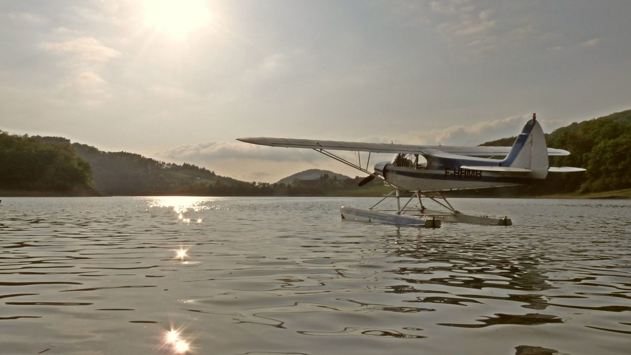 hydravion sur le lac de maury