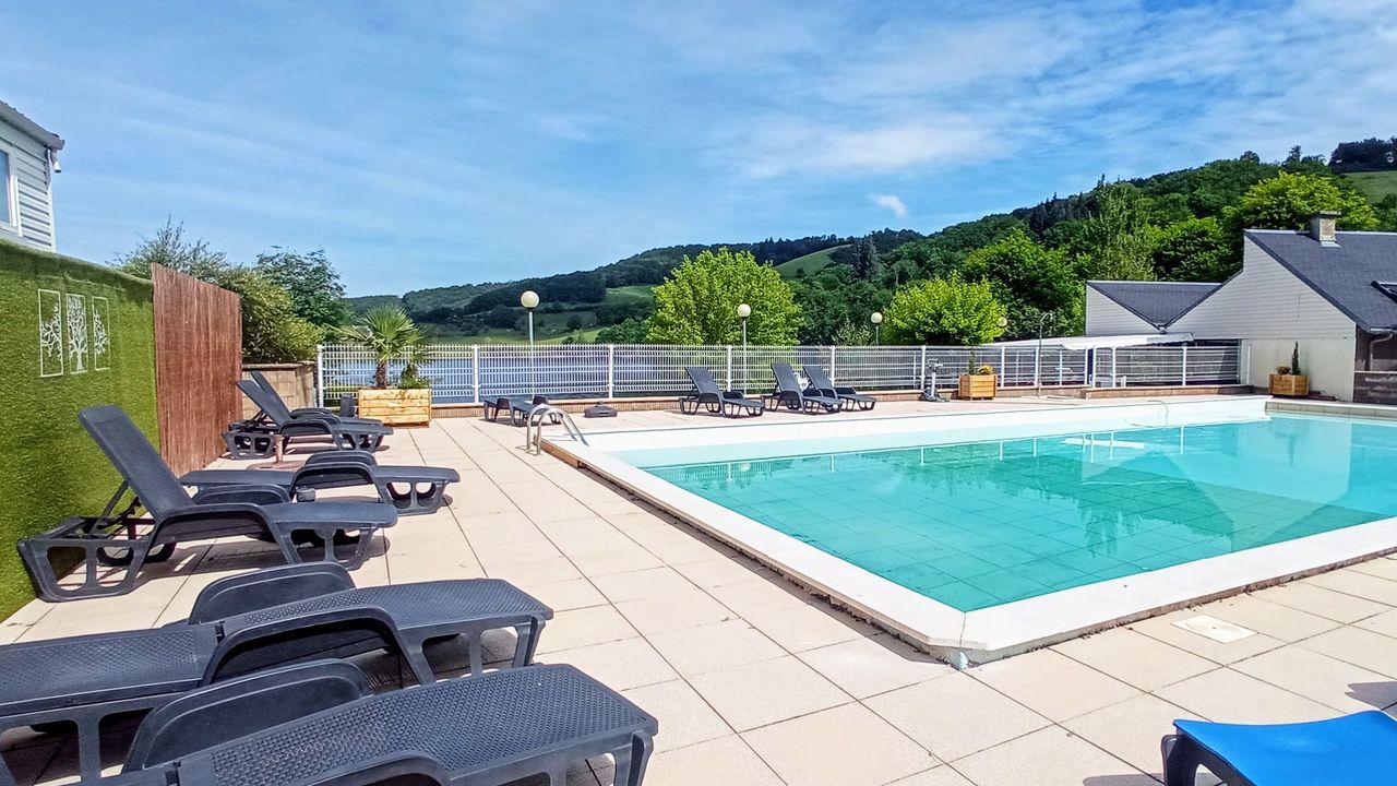 Camping avec piscine bord de lac en Aveyron