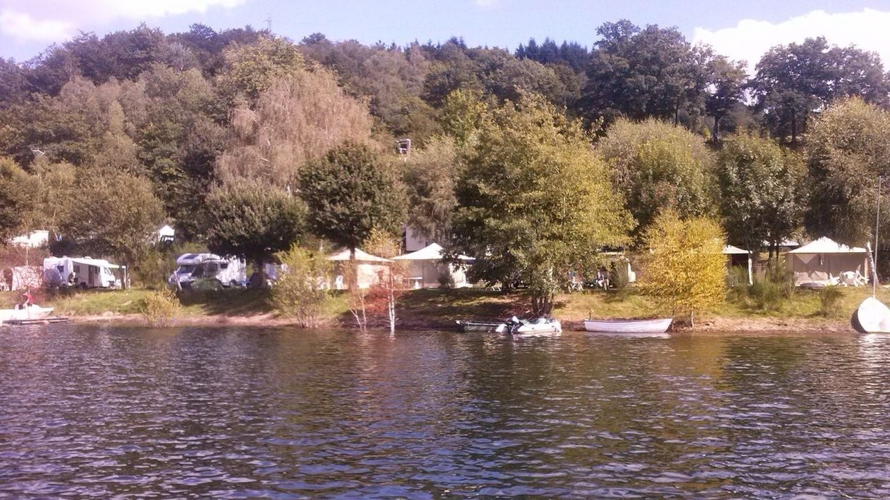 le camping vu du lac sepia