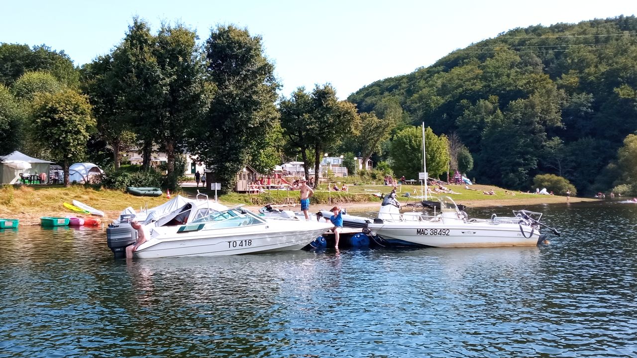 Le ponton et les bateaux au lac Maury en Aveyron