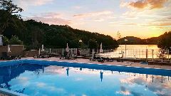 Camping La Romiguiere : La piscine au crepuscule