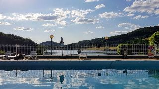 Camping La Romiguiere : La piscine et le lac 2