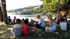 Camping La Romiguiere : Lecture au bord du lac