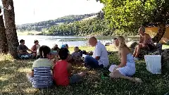 Camping La Romiguiere : Lecture au bord du lac