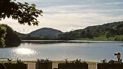 Camping La Romiguiere : Terrasse du bar au bord de l eau